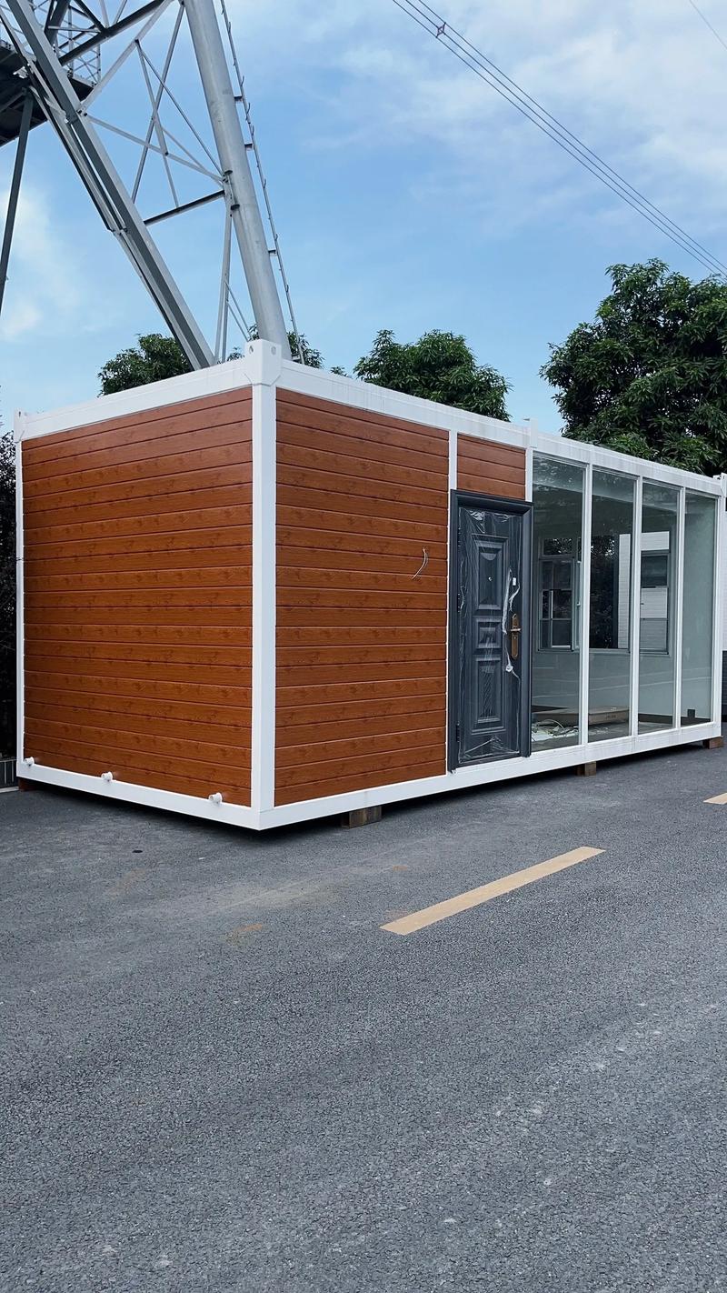 這套移動房是李總為了招呼兄弟朋友過來家庭聚會,想在泳池邊擺兩